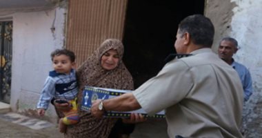 بالصور.. الداخلية توزع كراتين رمضان المجانية على المواطنين فى شمال سيناء