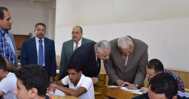 بالصور .. رئيس جامعة مدينة السادات يتفقد امتحانات كليات الحقوق و التربية 