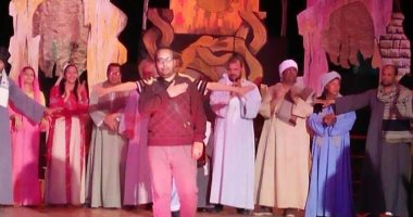بالصور .. محافظ سوهاج يشيد بالفرقة القومية المسرحية بالمحافظه