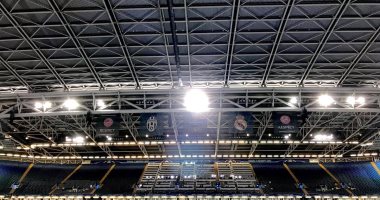 بالفيديو.. إغلاق سقف ملعب نهائى دورى أبطال أوروبا