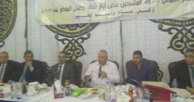 بالصور.. محافظ الشرقية يتناول الإفطار مع نزلاء دار لإيواء المشردين