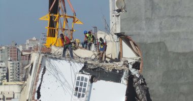بالصور.. استمرار هدم عقار الإسكندرية المائل لليوم الثالث على التوالى