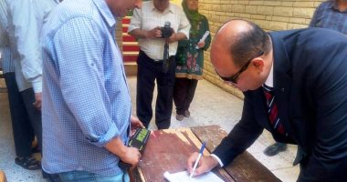 بالفيديو والصور .. محافظ مطروح يتفقد لجان امتحانات الثانوية العامة