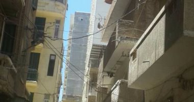 بالفيديو.. عمال الهدم يلتقطون السيلفى أثناء بدء العمل بعقار الأزاريطة المائل