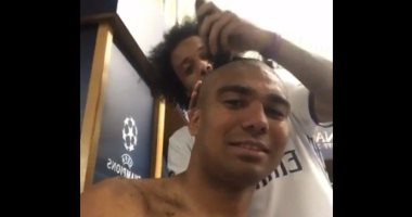 بالفيديو.. مارسيلو يحلق شعر كاسيميرو احتفالا بلقب دورى الأبطال
