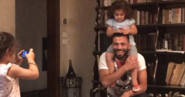 شاهد.. عماد متعب مع بناته "ضحك ولعب وحب"