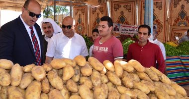 بالفيديو والصور.. محافظ مطروح يتفقد منفذى بيع الخضار والفاكهة المخفضة