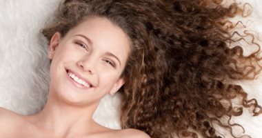 3 وصفات طبيعية للعناية بالشعر الهايش .. جربيها