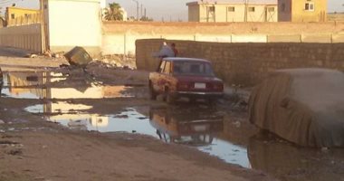 قارئ يرصد معاناة أهالى دمنهور من تسرب مياه الصرف الصحى أسفل البيوت 