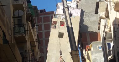 فى اليوم الرابع لعقار الأزاريطة المائل.. تجديد حبس ''كحول" 15 يوما على ذمة التحقيقات.. ولجنة الإغاثة تسلم المتضررين إعانات عاجلة.. تغيير موقع ونش الهدم.. والتضامن الاجتماعى تصرف إعانات يومية