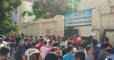 قراء يشاركون بصور لطلاب الثانوية العامة أمام اللجان قبل بدء الامتحانات