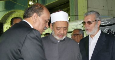 بالصور.. شيخ الأزهر يؤدى واجب العزاء فى محمد الراوى