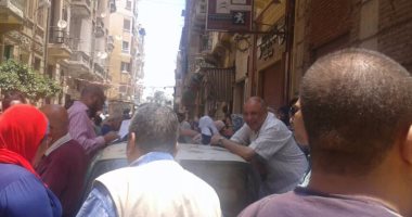 بالصور.. لجنة الإغاثة تسلم متضررى عقارات الأزاريطة إعانات عاجلة
