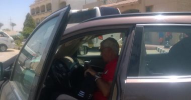 كوبر يحمى سيارته من الشمس بـ"كرتونة"