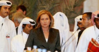 سياسى إسرائيلى يتهم اليسار بدعم الإرهاب ويدلل بصورة "ليفنى" مع أمراء قطر