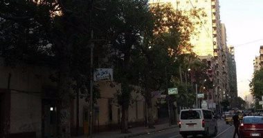 أعمدة إنارة مضاءة نهارًا بشارع محرم بيك فى الإسكندرية