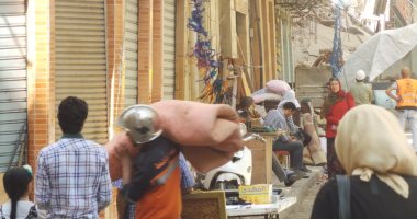 بالصور.. استمرار إنزال مقتنيات المواطنين من عقار الأزاريطة المائل بالإسكندرية