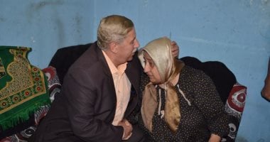 بالصور ..محافظ  الإسماعيلية يتوجه بصحبة أطباء لمنزل سيدة مسنة لعلاجها