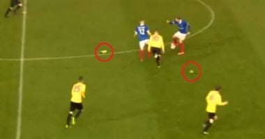 لازم تعرف.. لاعب كرة القدم يغادر الملعب بعد فقد حذائه 