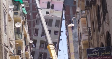 بالصور.. بدء أعمال هدم عقار الإسكندرية المائل لليوم الخامس على التوالى