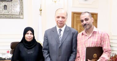 محافظ القاهرة يستقبل والدة مجند شهيد ويخصص لها "باكية" بأحد أسواق حلوان