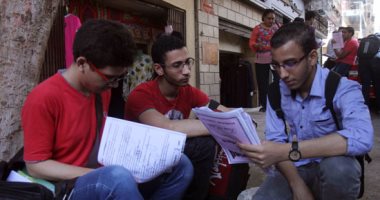عمليات التعليم تتبع أسئلة الفيزياء المتداولة على صفحات الغش للتأكد من صحتها 