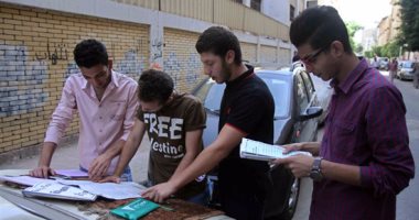 مشادة بين طلاب لجنة المنيرة وملاحظ لإصرارهم على تغيير مقاعدهم