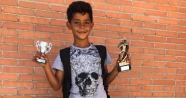 ابن رونالدو يُتوج بأول بطولة فى حياته ولقب الهداف.. والدون يحتفل به