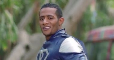 بالفيديو.. محمد رمضان يلعب الكرة مع مجموعة من الصبية فى طريقه للأستديو