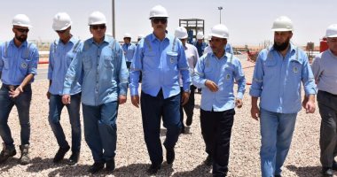 رئيس عجيبة للبترول يتفقد حقول مليحة بالصحراء الغربية