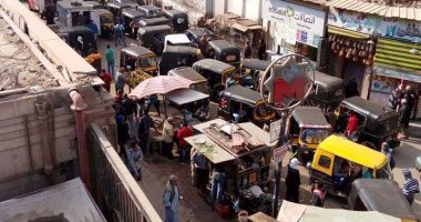 بالصور .. شكوى من تكدس التوك توك فى عزبة النخل وتحرش السائقين بالفتيات