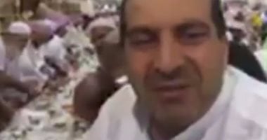 بالفيديو.. عمرو خالد ينشر لحظة تناول الإفطار فى المسجد النبوى