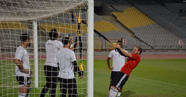 بالصور.. المنتخب يؤدى مرانه بمشاركة لاعبى الأهلى 