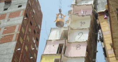 محافظ الإسكندرية :تجاوزنا مرحلة الخطر بعقار الازاريطة المائل