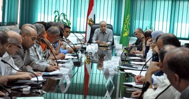 محافظ القليوبية يبحث مع رؤساء المدن الاستفادة من أراضى الدولة المستردة