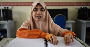 بالصور.. "نور على نور".. كفيفات ماليزيا يقرأن القرآن على طريقة "برايل"