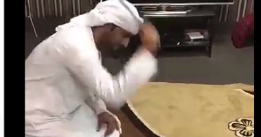 مواطن إماراتى يقوم بتكسير جهاز "بى إن سبورت" بعد قطع العلاقات مع قطر