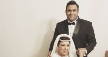 أكرم حسنى ينشر صورة مع رجاء الجداوى بفستان الزفاف فى"ريح المدام"