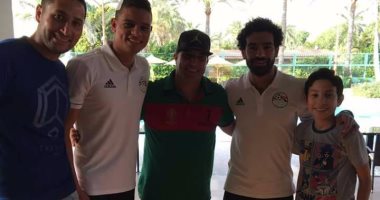 بالصور.. محمد صلاح يستقبل رابطة مشجعيه بإيطاليا فى معسكر المنتخب بالإسكندرية