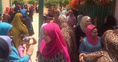 بالصور.. تباين آراء طلاب الثانوية العامة بالدقهلية حول امتحان "الإنجليزية"