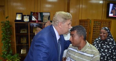محافظ الإسماعيلية يهدى كرسى متحرك لشاب من ذوى الاحتياجات الخاصة