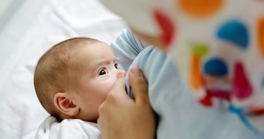 لو أم جديدة..إزاى تعرفى إن ابنك شبع من الرضاعة الطبيعى؟