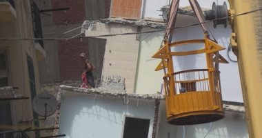 بالصور.. إنهاء عمليات إنزال متعلقات ساكنى عقار الأزاريطة المائل بالإسكندرية