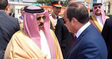 بالفيديو والصور.. الرئيس السيسي يودع عاهل البحرين أثناء مغادرته مطار القاهرة