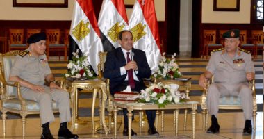 بالصور.. السيسى يلتقى قادة القوات المسلحة عقب صلاة الجمعة بمسجد المشير طنطاوى