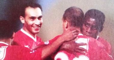 شاهد.. إبتسامة على ماهر نجم الأهلى السابق لـ "خشبة" فى أحد لقاءات الأهلى زمان 