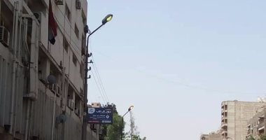 قارئ يشكو ترك أعمدة الإنارة مضاءة نهارا أمام مستشفى منشية البكرى