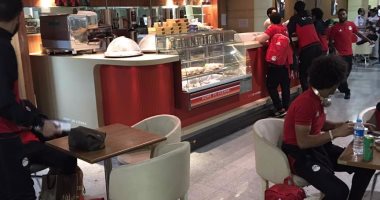 بالصور.. كواليس المنتخب الوطنى فى مطار برج العرب قبل السفر لتونس
