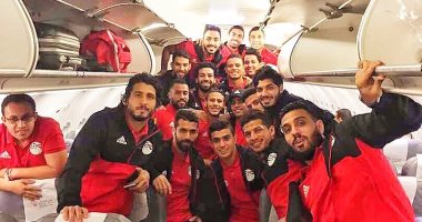 إكرامى ينشر صورة للاعبى المنتخب فى الطائرة المتجهة لتونس: "دايما متحدين"