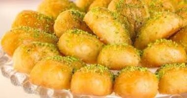 ورا كل أكلة حلوة "واحدة ست" .. من هى الست التى يأكل العرب "رموشها"؟